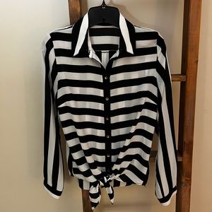 4 for $15 🛍️ Cute front tie The Limited top!